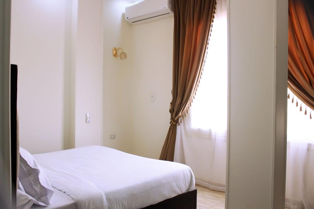 Tut Pyramids View Hotel