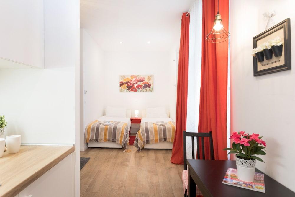 Cute Studio With Beautiful Balcony in the Center!