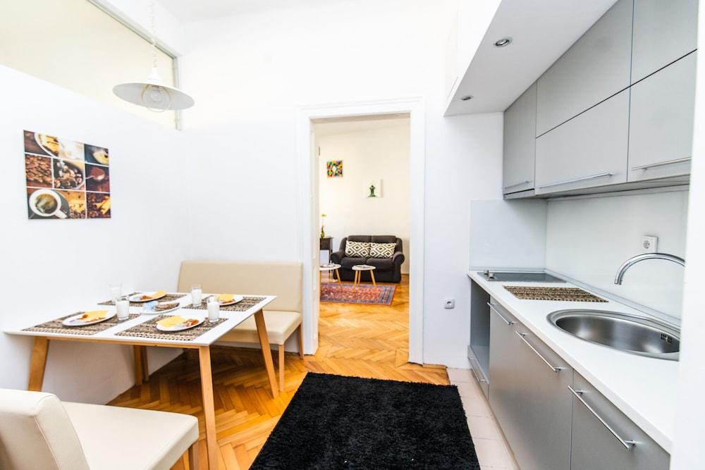 Bright and Sunny Apartment in The City Center!