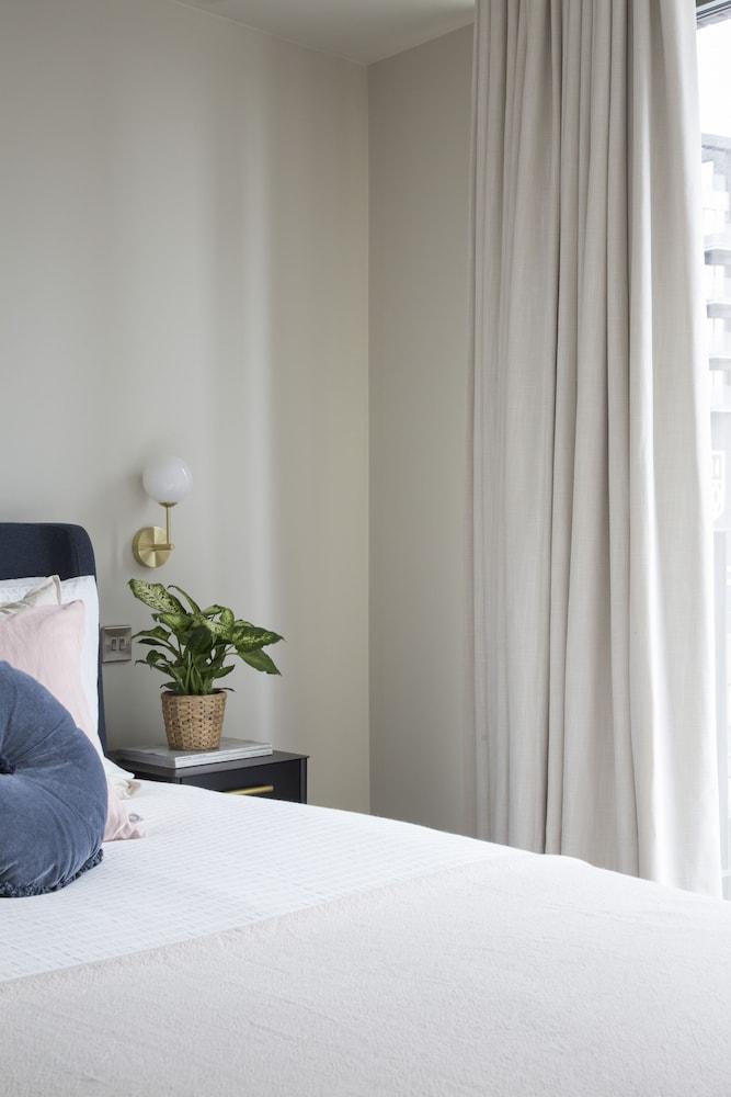 London Islandic One Excel - O2 - Parking