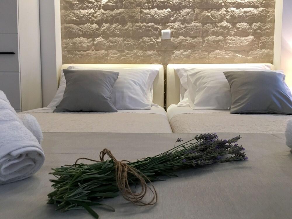 Central Split Apartments and Rooms Paese