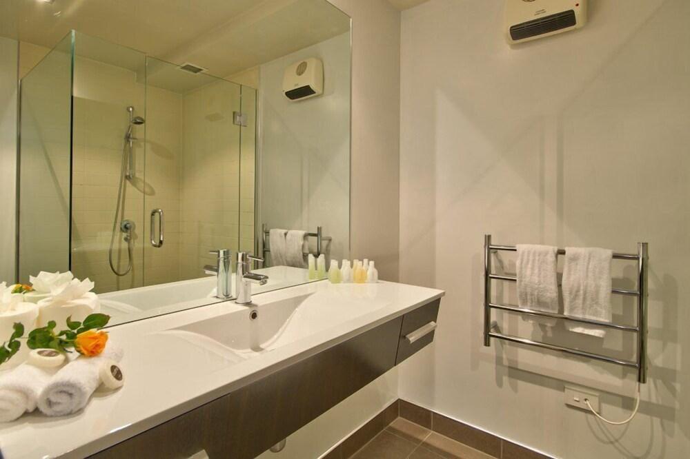 89/10B Tekau Thompson