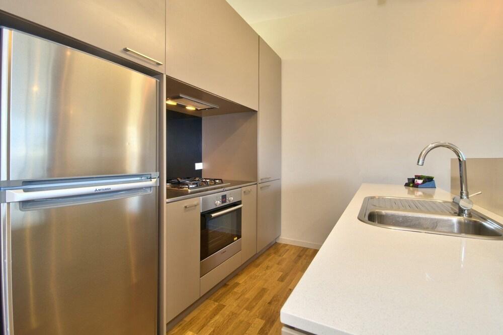 89/3 Toru on Thompson