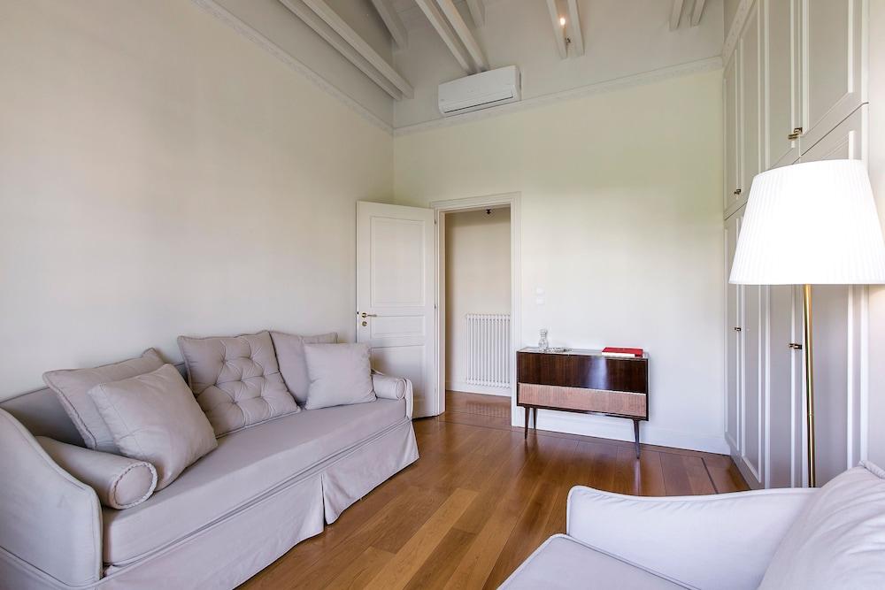 Aerides 3 Luxury Suites