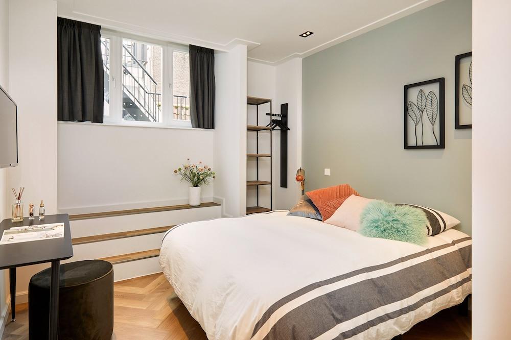 Damrak Short Stay Amsterdam