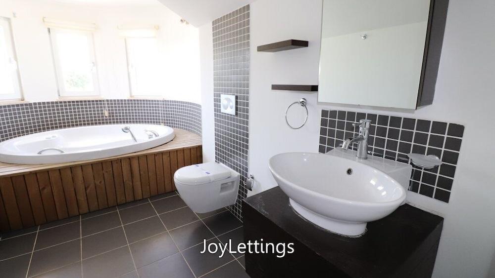 Villa BG12 by JoyLettings