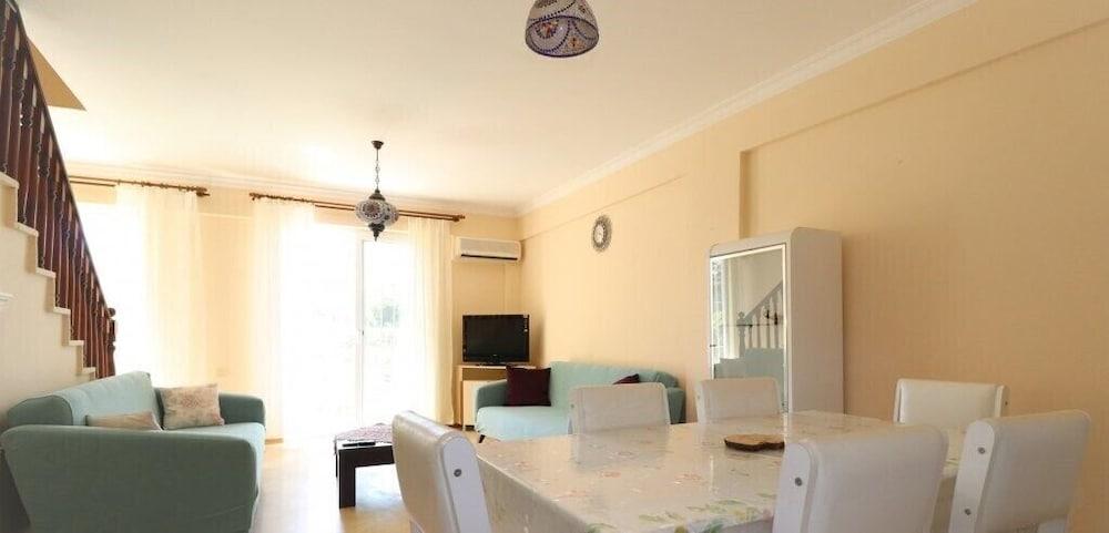 Villa RN4C by JoyLettings