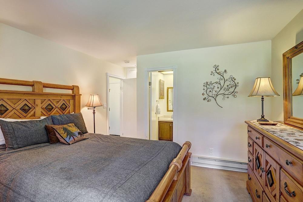 1182 Flying Dutchman 2 Bedroom Condo by RedAwning