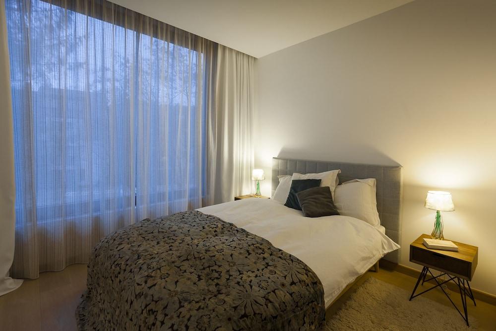 Unit 3 - Modern Smart Home Triplex Private Garden & Parking