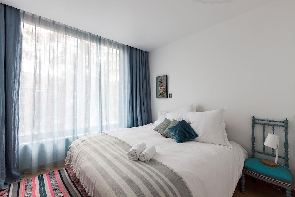 Unit 4 - Spacious Smart Home Triplex Private Garden & Parking