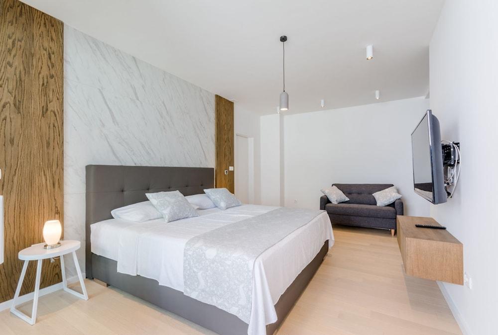 Luxury Villa Luna with Swimming Pool