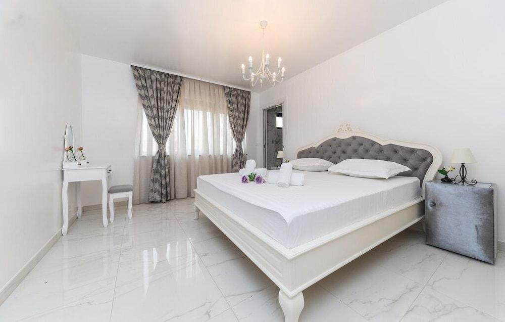 Beachfront Villa Baronessa with Pool