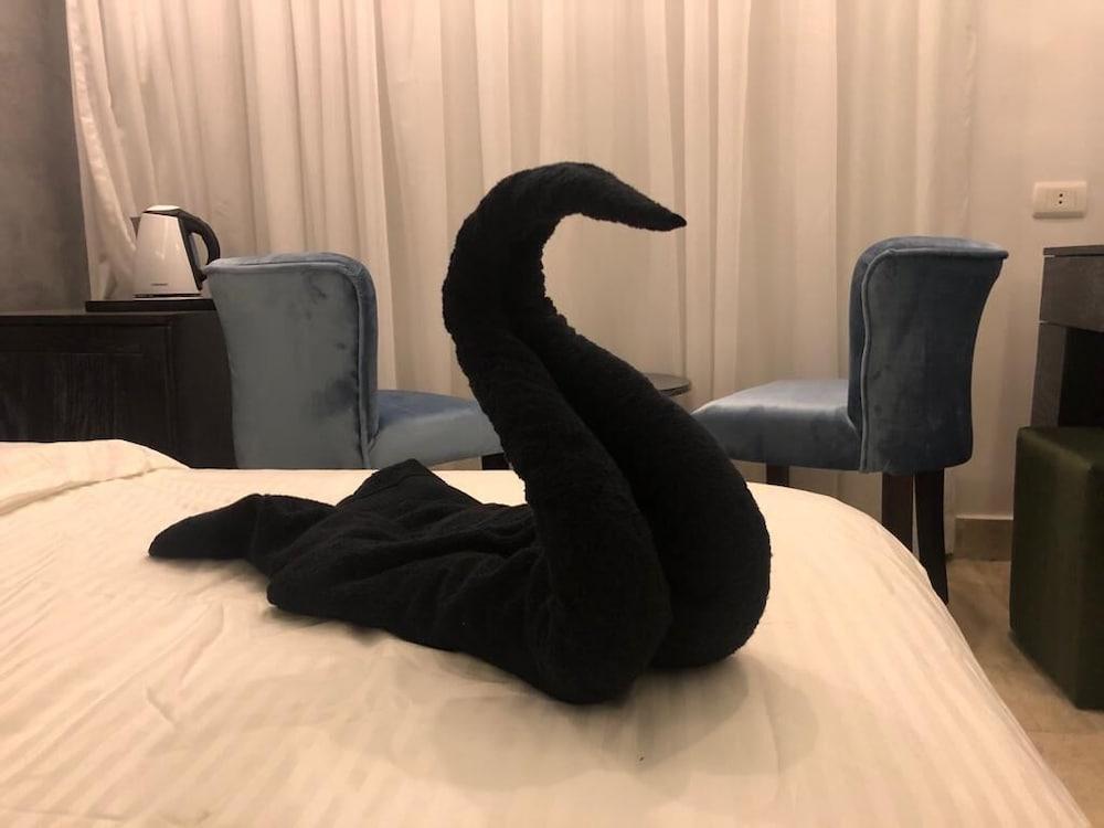 Cleopatra Pyramids View Inn