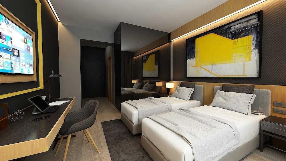 Maccani Black Luxury Suites