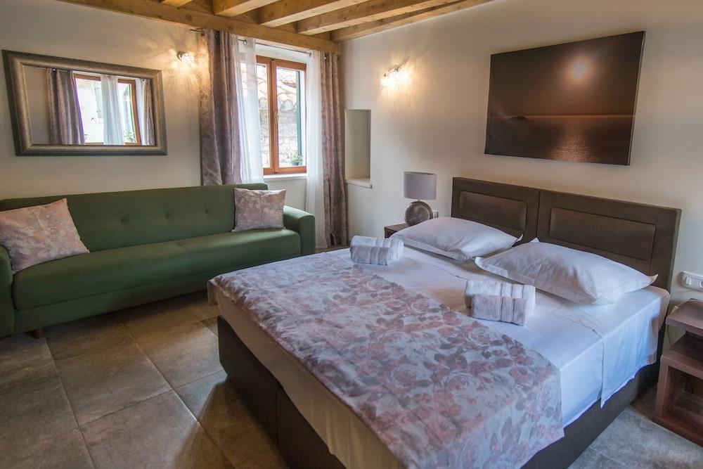 JR Luxury Guesthouse 2