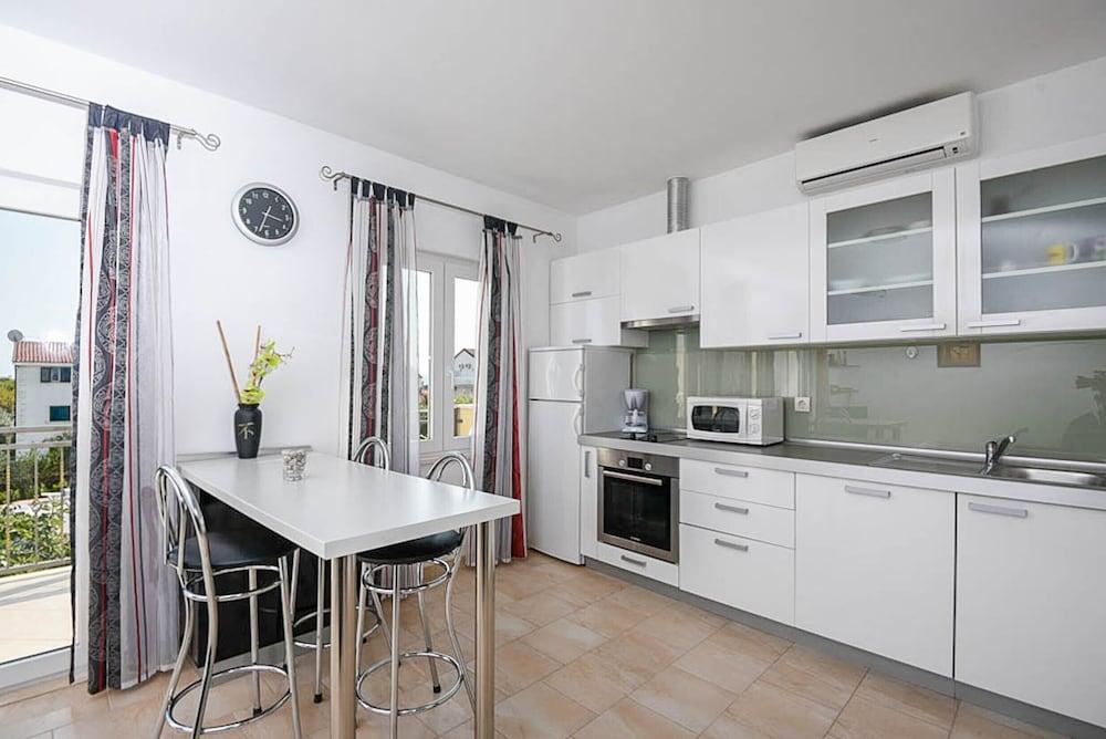 Apartments Trstenica