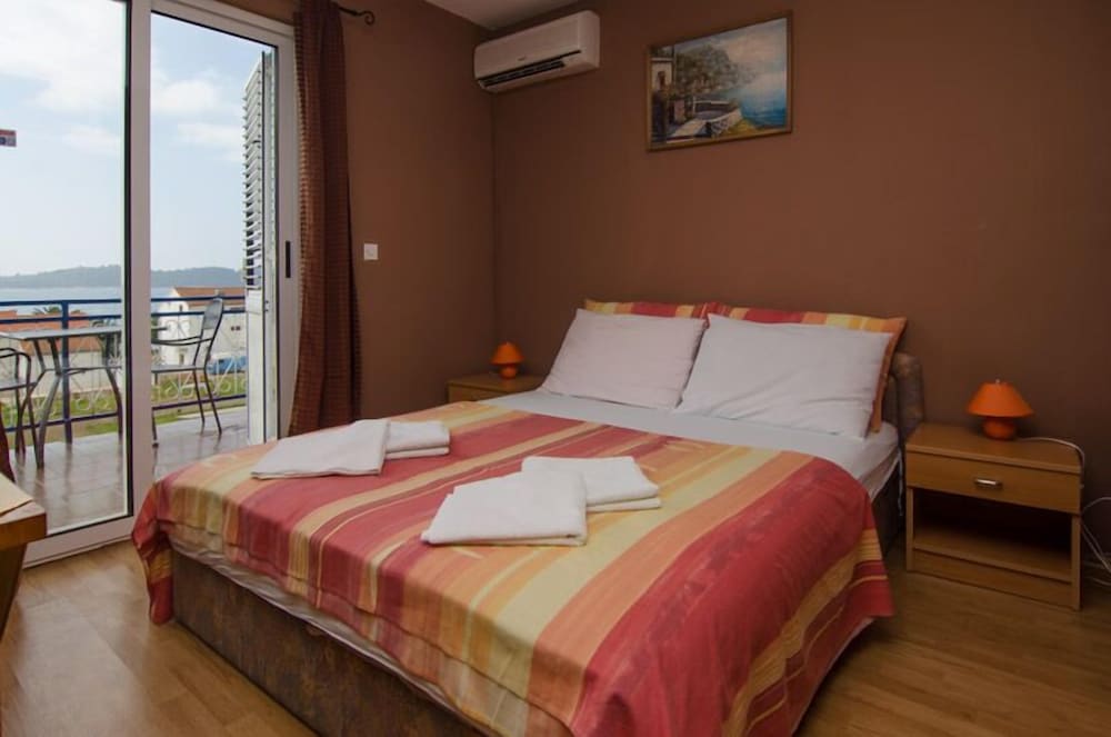 Studio Apartments Lulak