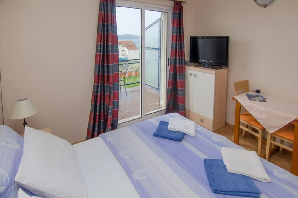 Studio Apartments Lulak