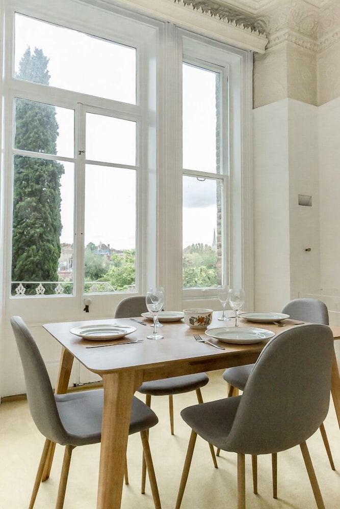 Spacious 1BR Period Apartment Hampstead