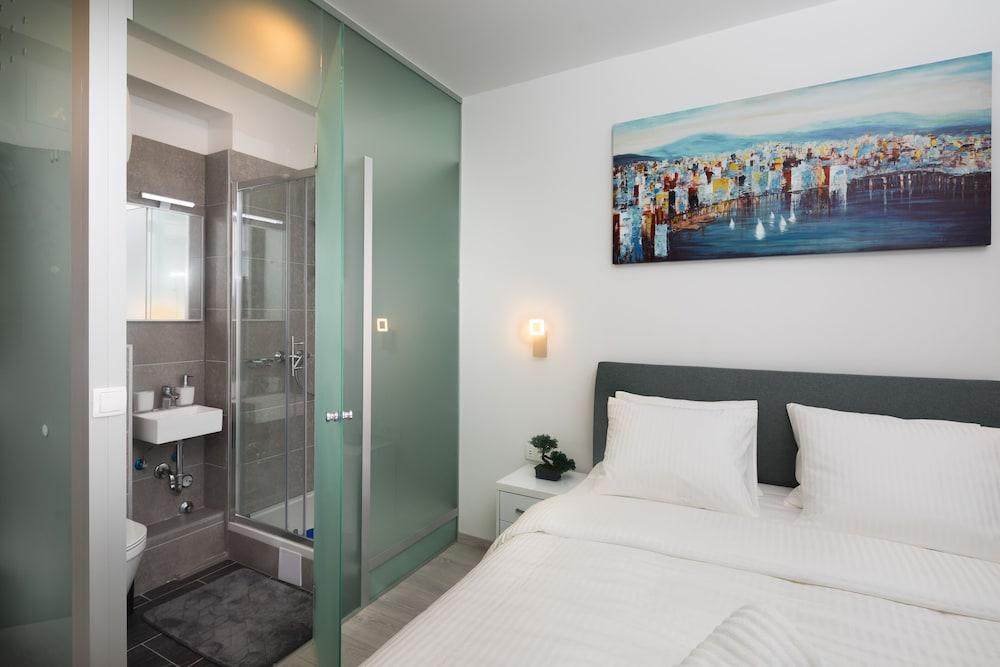 Luxury Studios & Rooms Seven