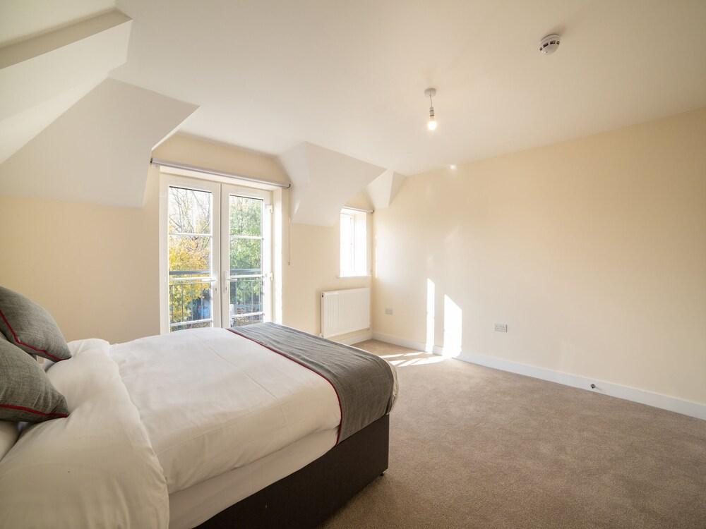 Aldershot Saz Living