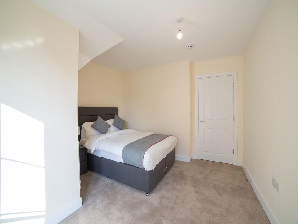 Aldershot Saz Living