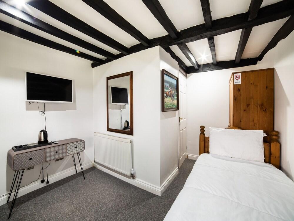 OYO Tudor Oaks Lodge