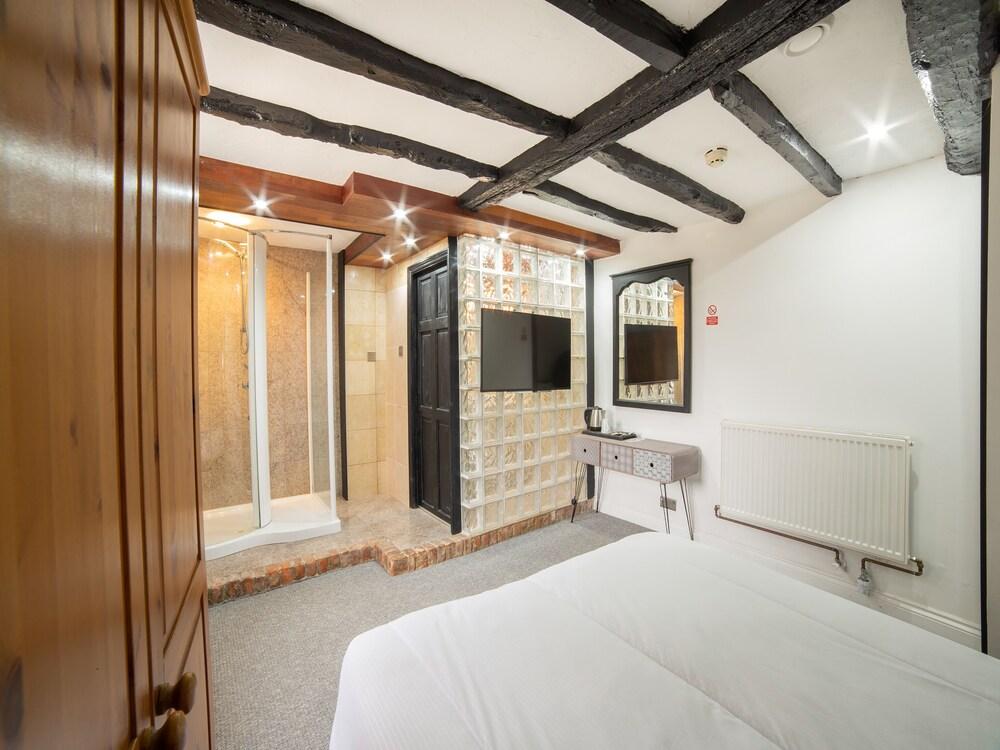 OYO Tudor Oaks Lodge