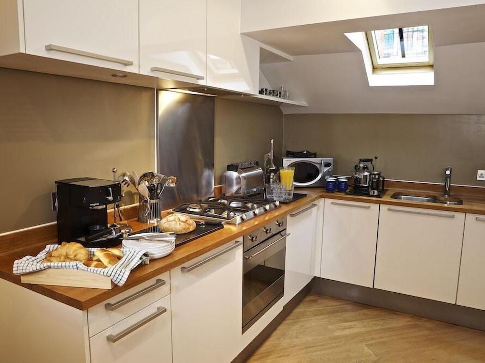 Diddly Squat, 43 Dart Marina