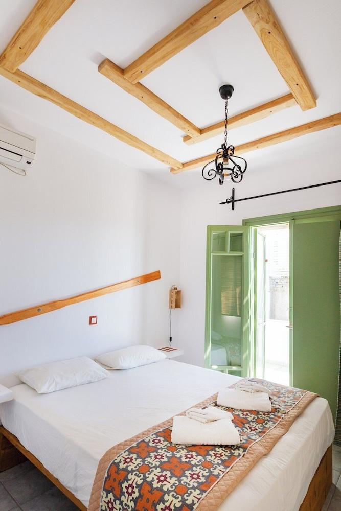 Ailouros summer hotel