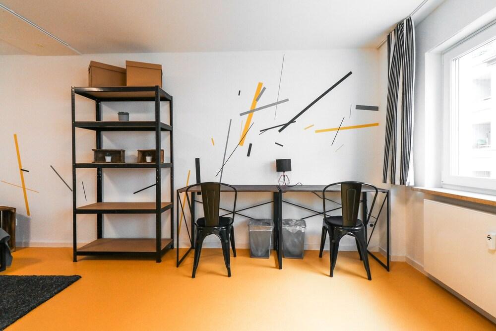 Nice and clean hostel room for 3 2C