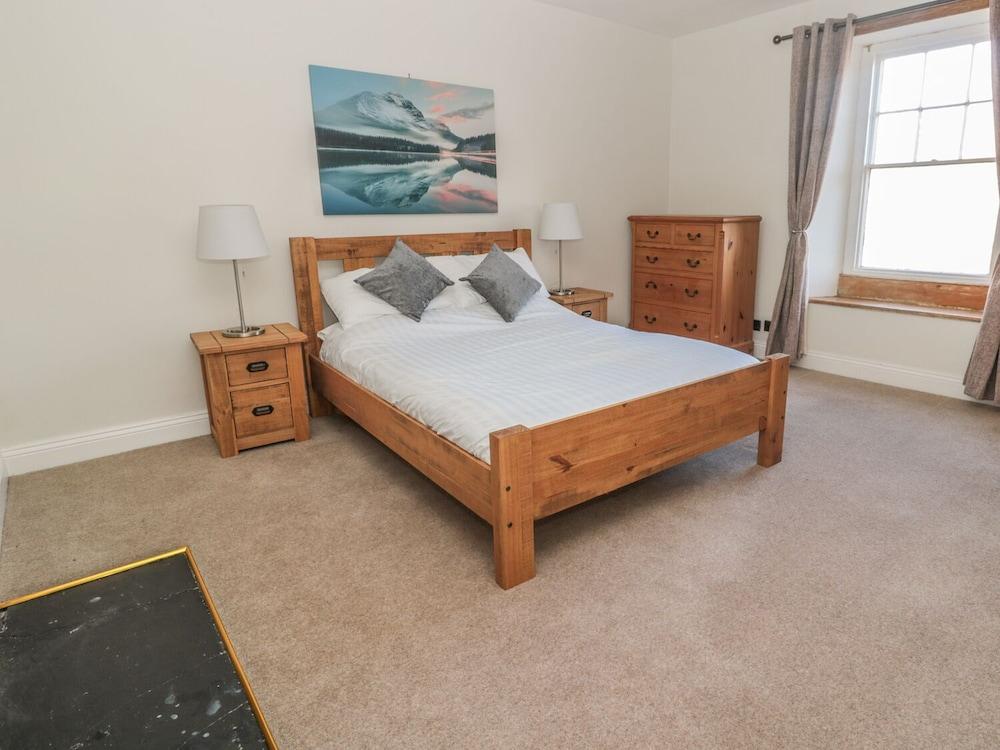 Hare &amp; Hounds House