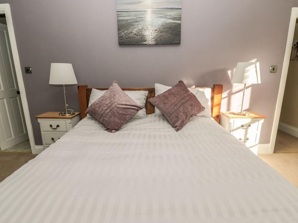 Hare &amp; Hounds House