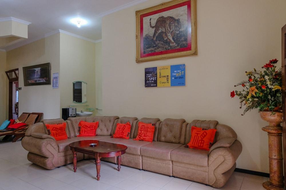 SPOT ON 1767 Villa Anggur Panderman