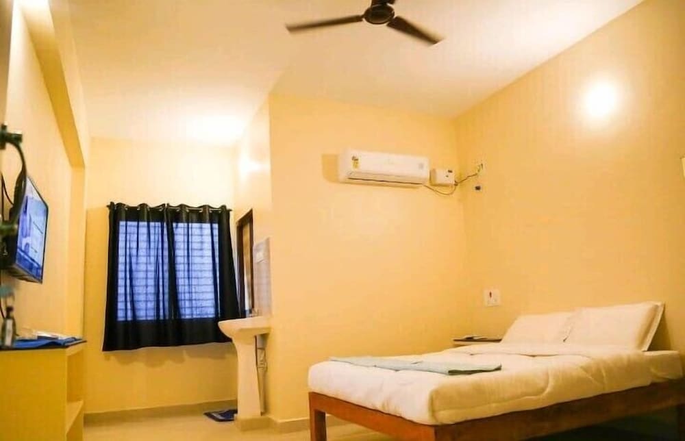 iROOMZ Hotel Krishna Inn