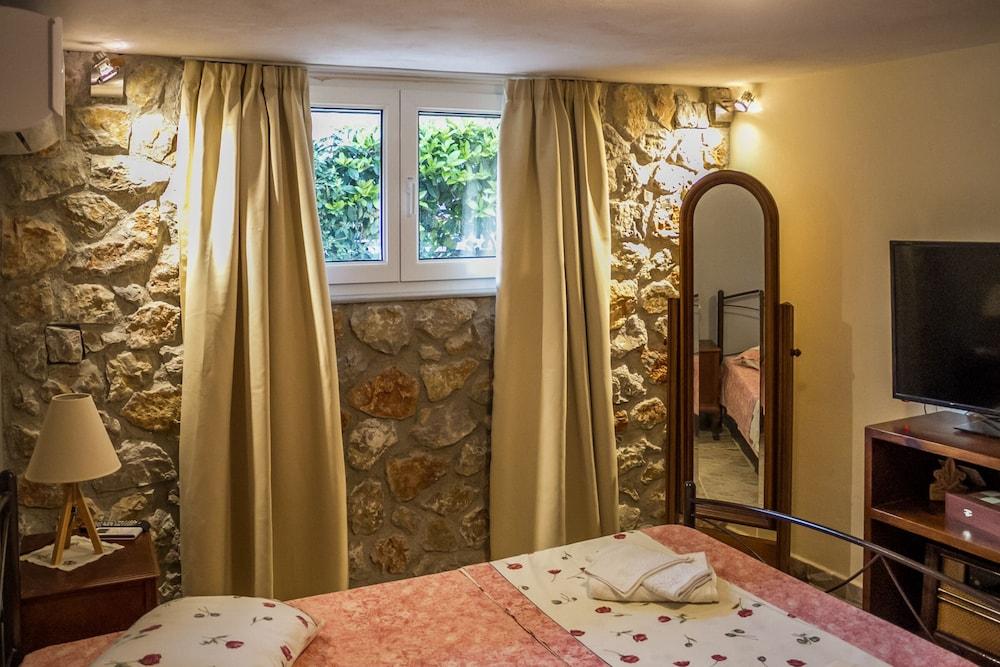 Spacious home with garden in Marathonas