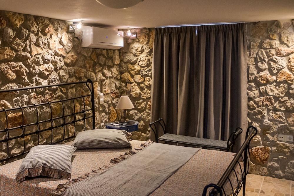 Spacious home with garden in Marathonas