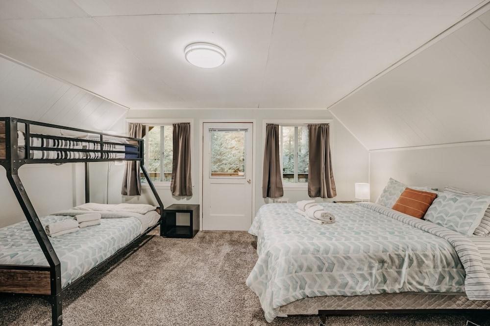 49sl - Hot Tub - Wifi - Fireplace - Sleeps 10 3 Bedroom Home by Redawning