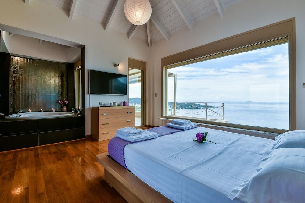 Villa with Striking views over the infinity Pool