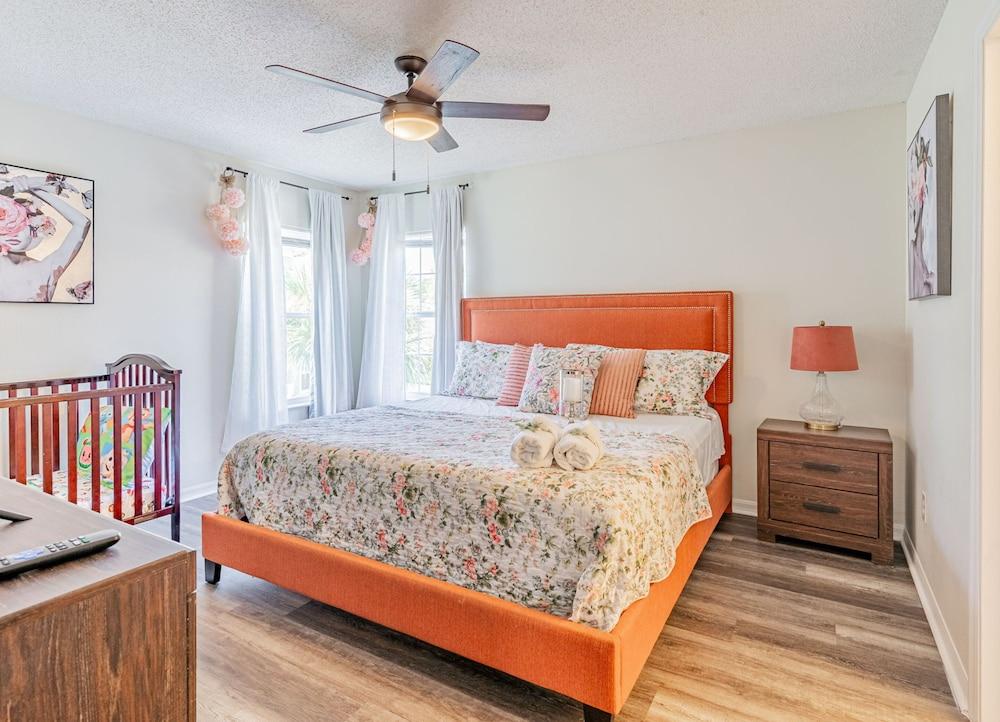 Themed 7 Bedroom Villa, 12 Min to Disney, Resort Access