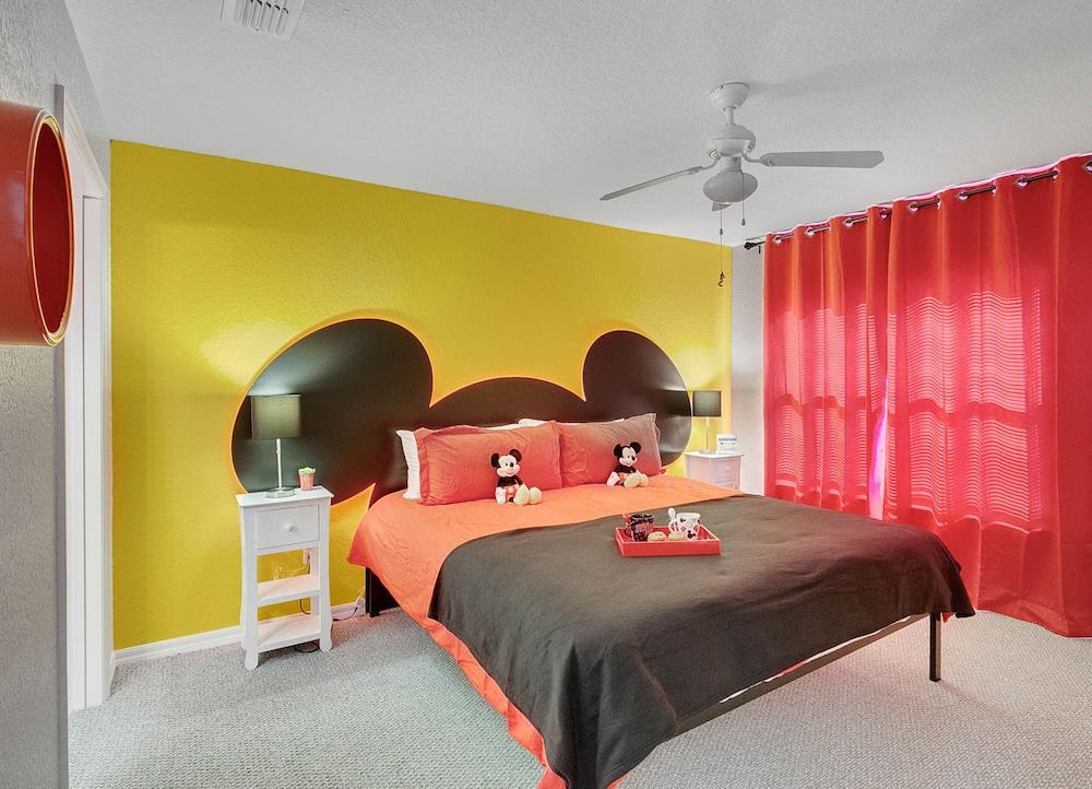4 Bedroom Townhouse, Resort, 15 Mins to Disney, Themed Rooms perfect for Kids