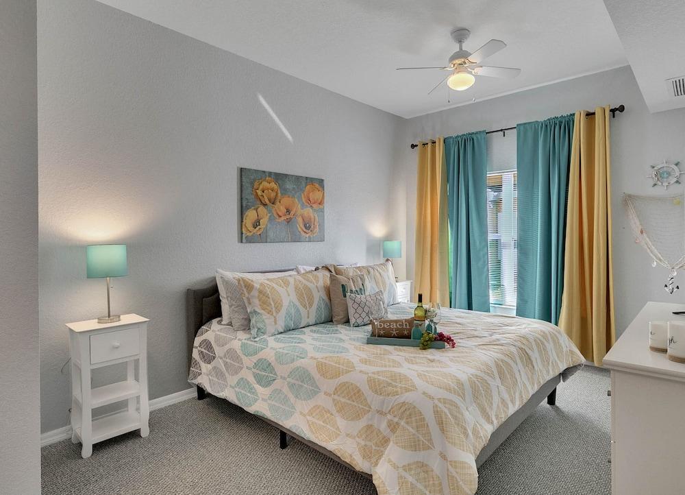 4 Bedroom Townhouse, Resort, 15 Mins to Disney, Themed Rooms perfect for Kids