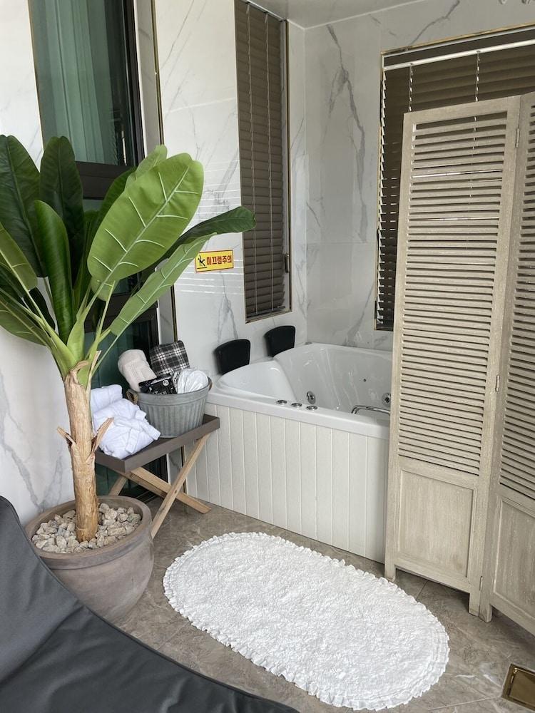 Lim Sea Side Poolvilla Pension