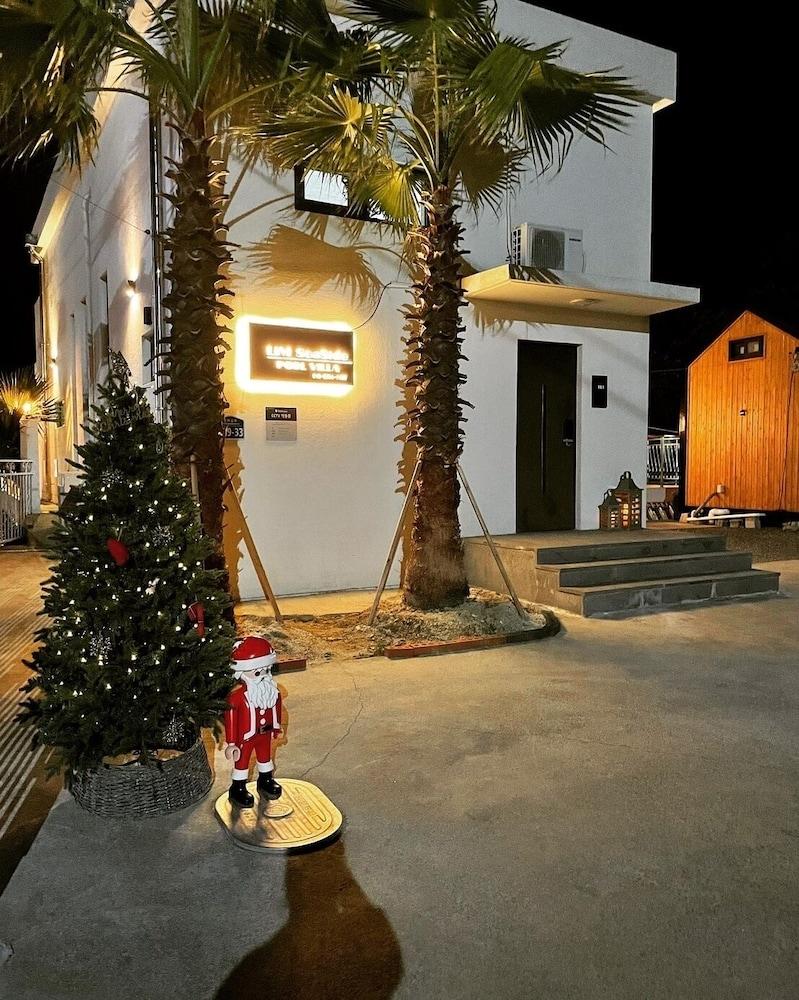 Lim Sea Side Poolvilla Pension