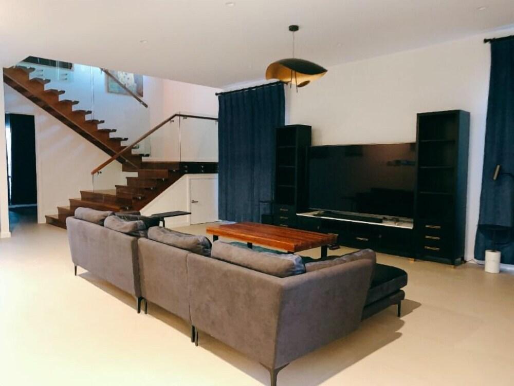 Luxury House Collection Six beds