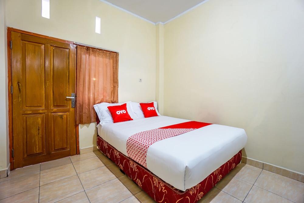 OYO 1720 A2b Residence