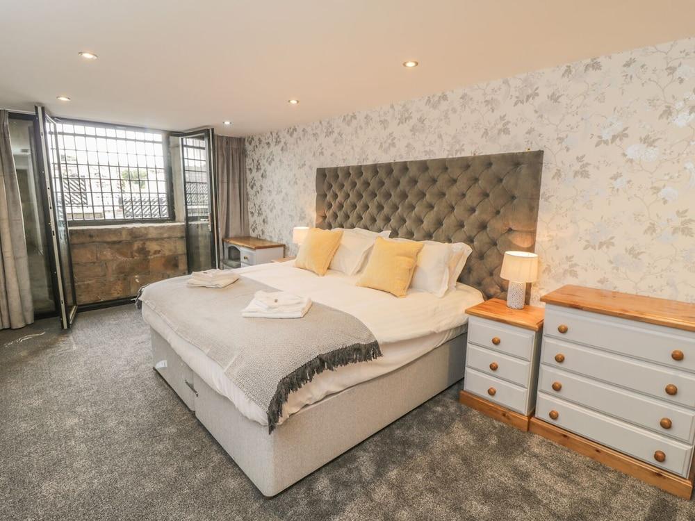 Premier, Transit &amp; Lady Hilda @ Engine Shed