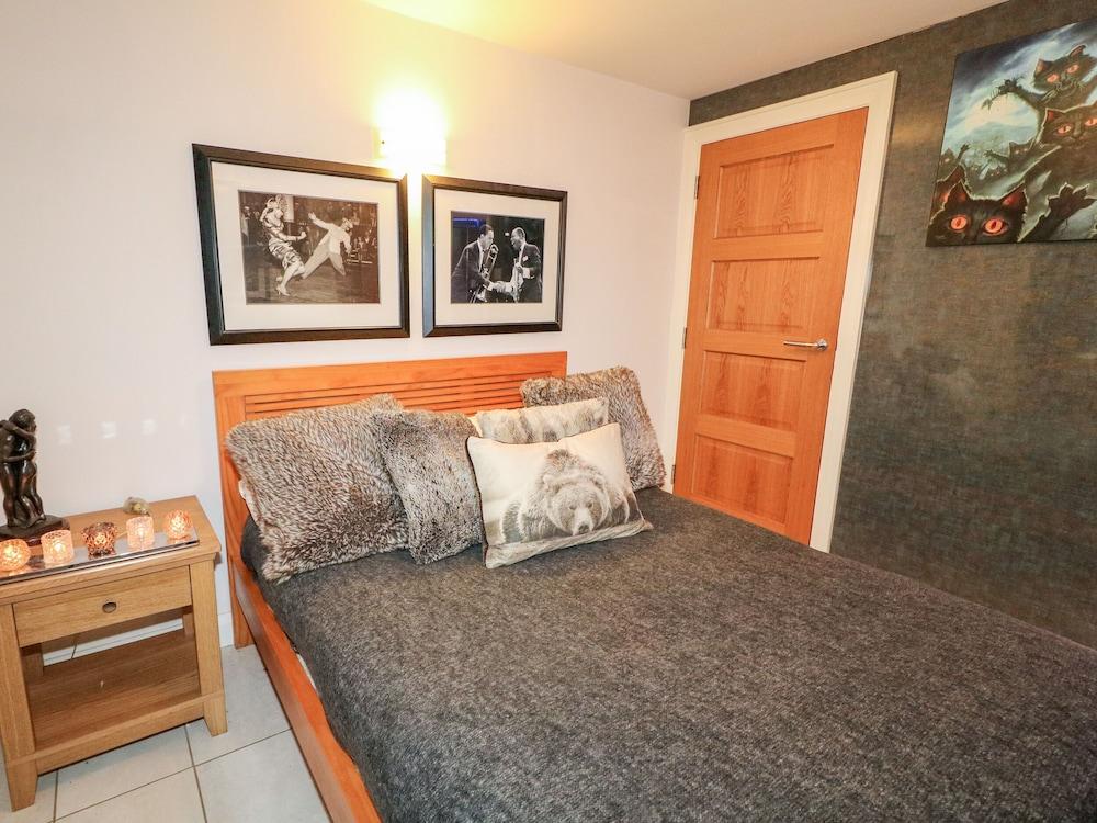 Beachside and Golf Apartment