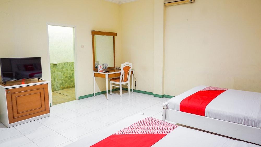 OYO 2085 Chrysanta Hotel