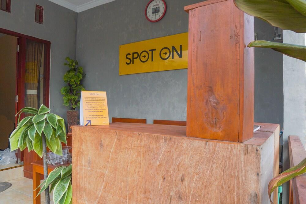 SPOT ON 1746 Putri Kuning Residence